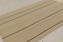 Flachgewebter Rez Kelim Teppich mit farblich passendem Streifenmuster von Rug&Kilim