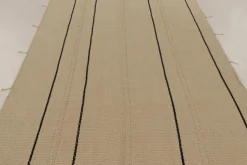 Flachgewebter Rez Kelim Teppich mit farblich passendem Streifenmuster von Rug&Kilim