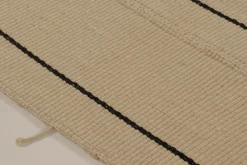 Flachgewebter Rez Kelim Teppich mit farblich passendem Streifenmuster von Rug&Kilim