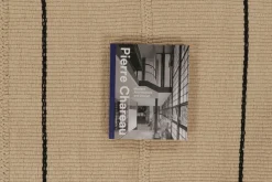 Flachgewebter Rez Kelim Teppich mit farblich passendem Streifenmuster von Rug&Kilim