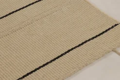 Flachgewebter Rez Kelim Teppich mit farblich passendem Streifenmuster von Rug&Kilim