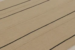 Flachgewebter Rez Kelim Teppich mit farblich passendem Streifenmuster von Rug&Kilim