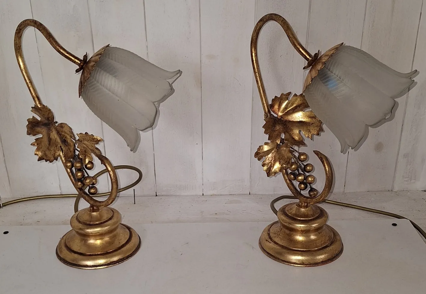 Florentiner Tischlampen mit goldfarbenen Metallgestellen und Schirmen aus Milchglas, 1970er, 2er Set