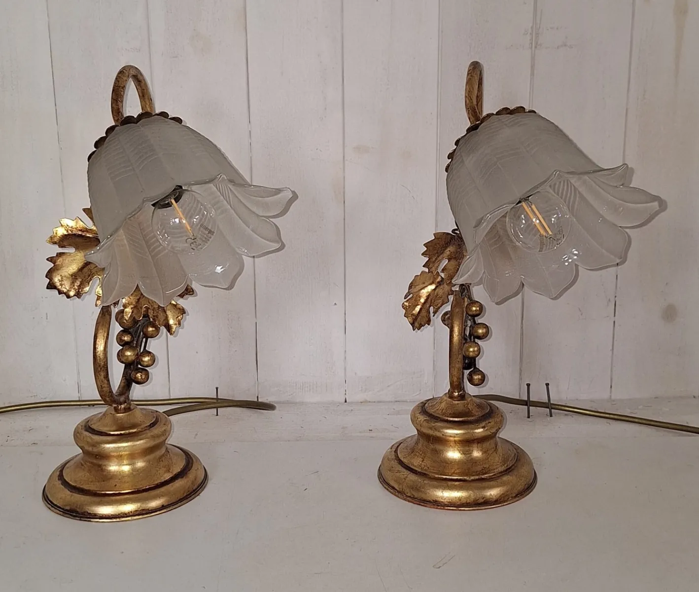 Florentiner Tischlampen mit goldfarbenen Metallgestellen und Schirmen aus Milchglas, 1970er, 2er Set