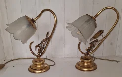 Florentiner Tischlampen mit goldfarbenen Metallgestellen und Schirmen aus Milchglas, 1970er, 2er Set