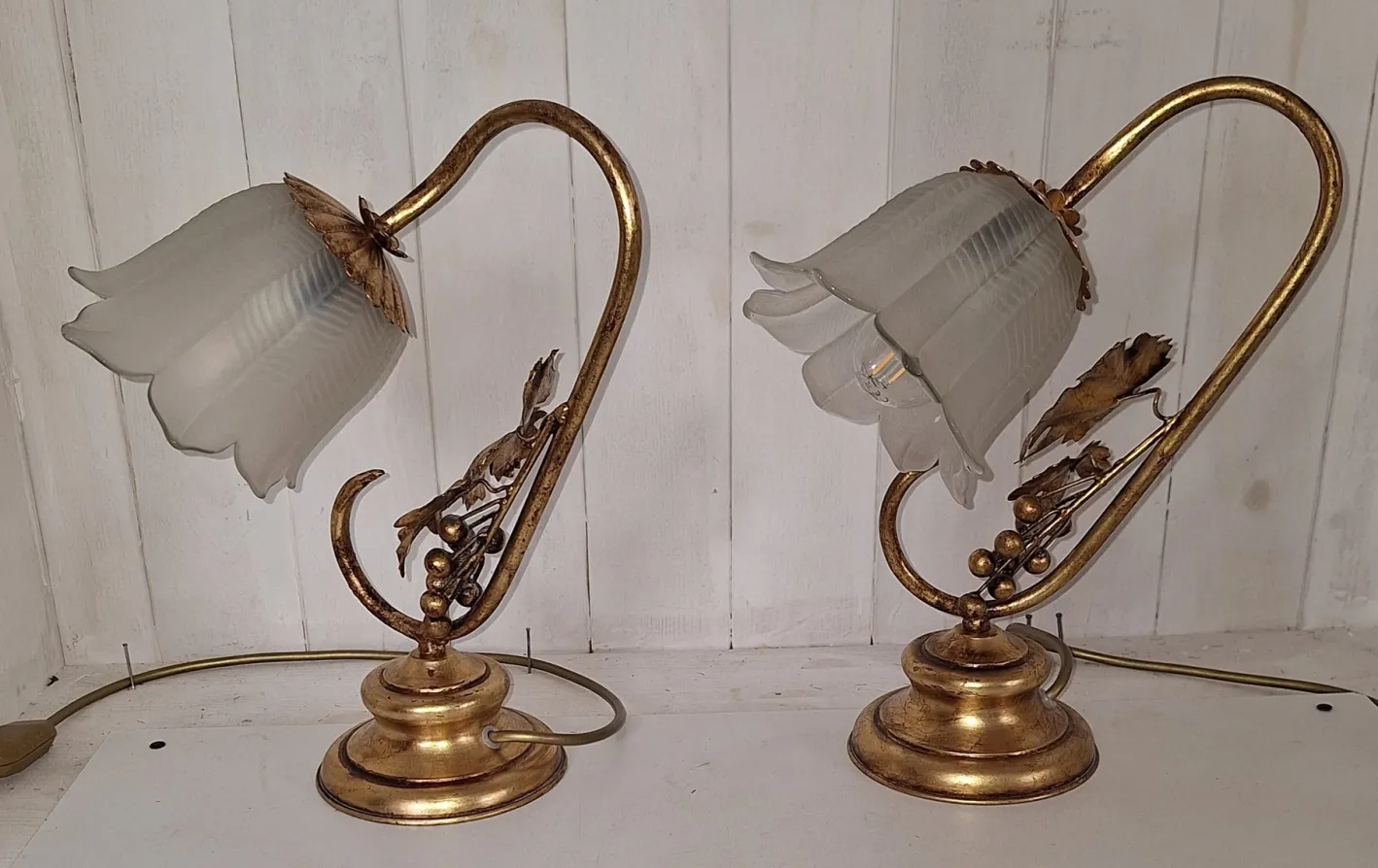 Florentiner Tischlampen mit goldfarbenen Metallgestellen und Schirmen aus Milchglas, 1970er, 2er Set