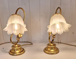Florentiner Tischlampen mit goldfarbenen Metallgestellen und Schirmen aus Milchglas, 1970er, 2er Set