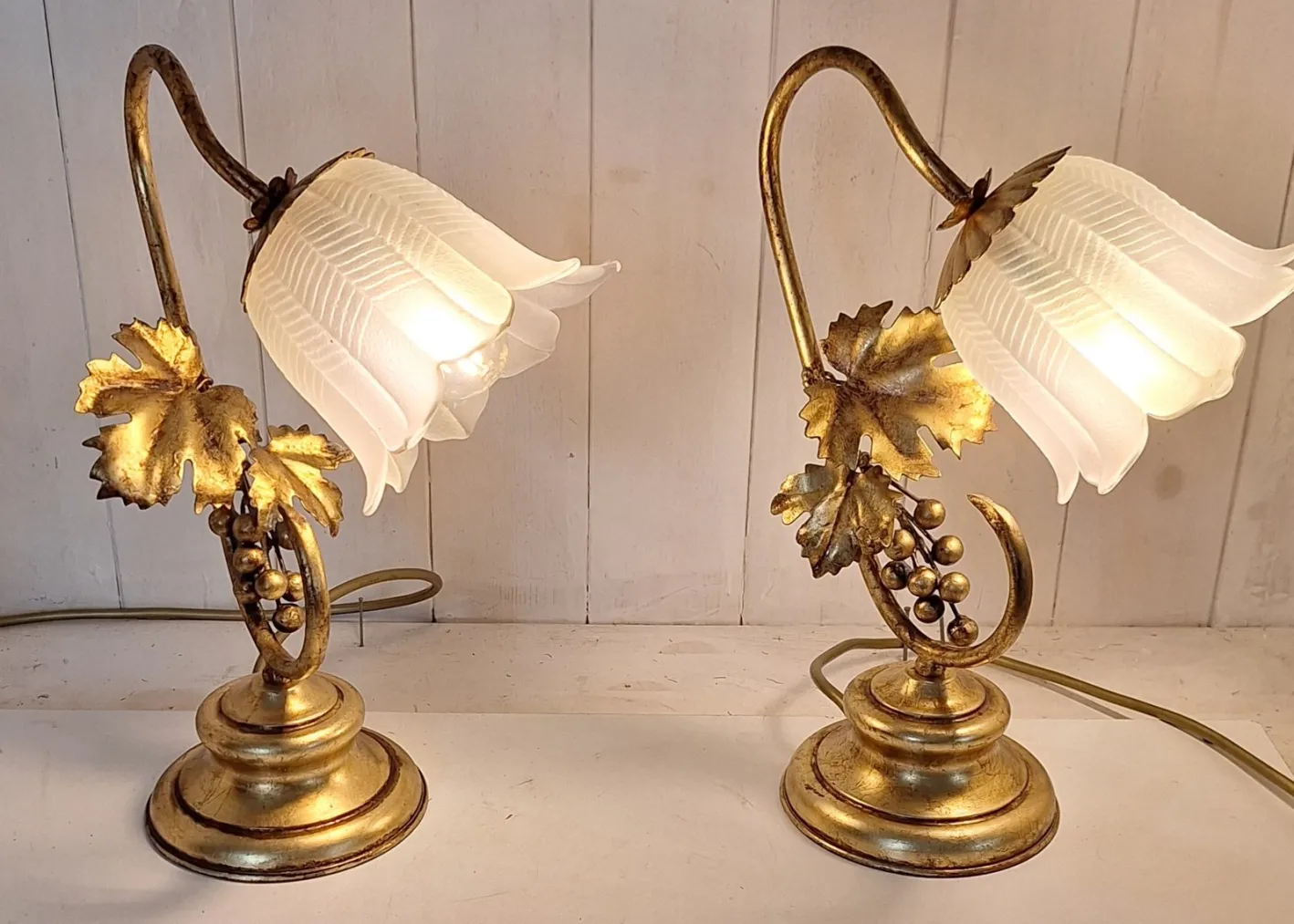 Florentiner Tischlampen mit goldfarbenen Metallgestellen und Schirmen aus Milchglas, 1970er, 2er Set