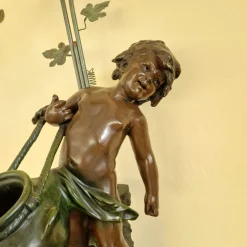 Französische Jugendstil Tischlampe mit Bronzefigur von Auguste Moreau und Lampenschirmen aus Glas