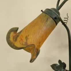Französische Jugendstil Tischlampe mit Bronzefigur von Auguste Moreau und Lampenschirmen aus Glas