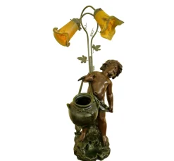 Französische Jugendstil Tischlampe mit Bronzefigur von Auguste Moreau und Lampenschirmen aus Glas