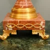 Französische Louis XVI Kerzenhalter Urnen aus vergoldetem Marmor, 2er Set