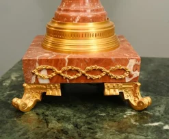 Französische Louis XVI Kerzenhalter Urnen aus vergoldetem Marmor, 2er Set