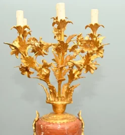 Französische Louis XVI Kerzenhalter Urnen aus vergoldetem Marmor, 2er Set