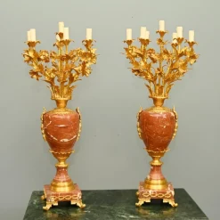 Französische Louis XVI Kerzenhalter Urnen aus vergoldetem Marmor, 2er Set