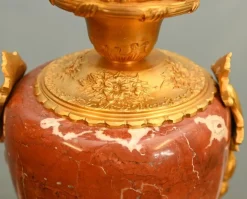 Französische Louis XVI Kerzenhalter Urnen aus vergoldetem Marmor, 2er Set