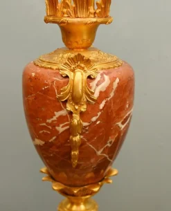 Französische Louis XVI Kerzenhalter Urnen aus vergoldetem Marmor, 2er Set