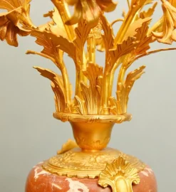 Französische Louis XVI Kerzenhalter Urnen aus vergoldetem Marmor, 2er Set