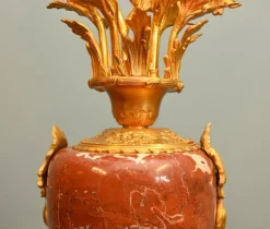 Französische Louis XVI Kerzenhalter Urnen aus vergoldetem Marmor, 2er Set