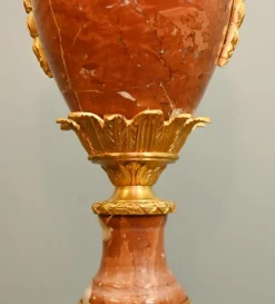 Französische Louis XVI Kerzenhalter Urnen aus vergoldetem Marmor, 2er Set