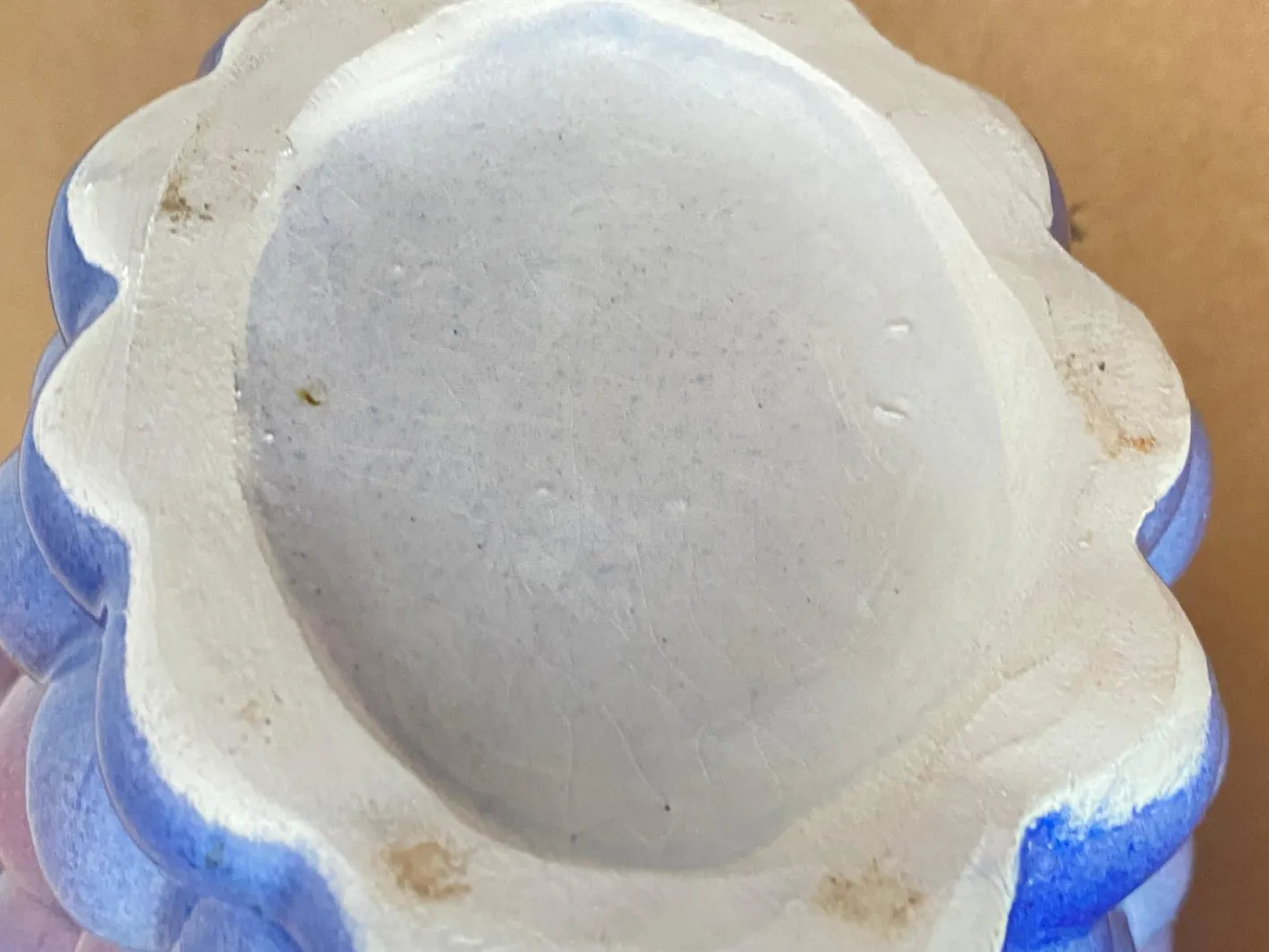 Französische Majolica Barbotine Trauben Krüge in Lila und Grün