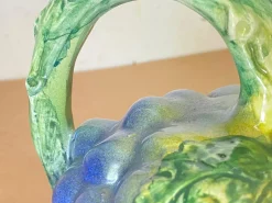 Französische Majolica Barbotine Trauben Krüge in Lila und Grün
