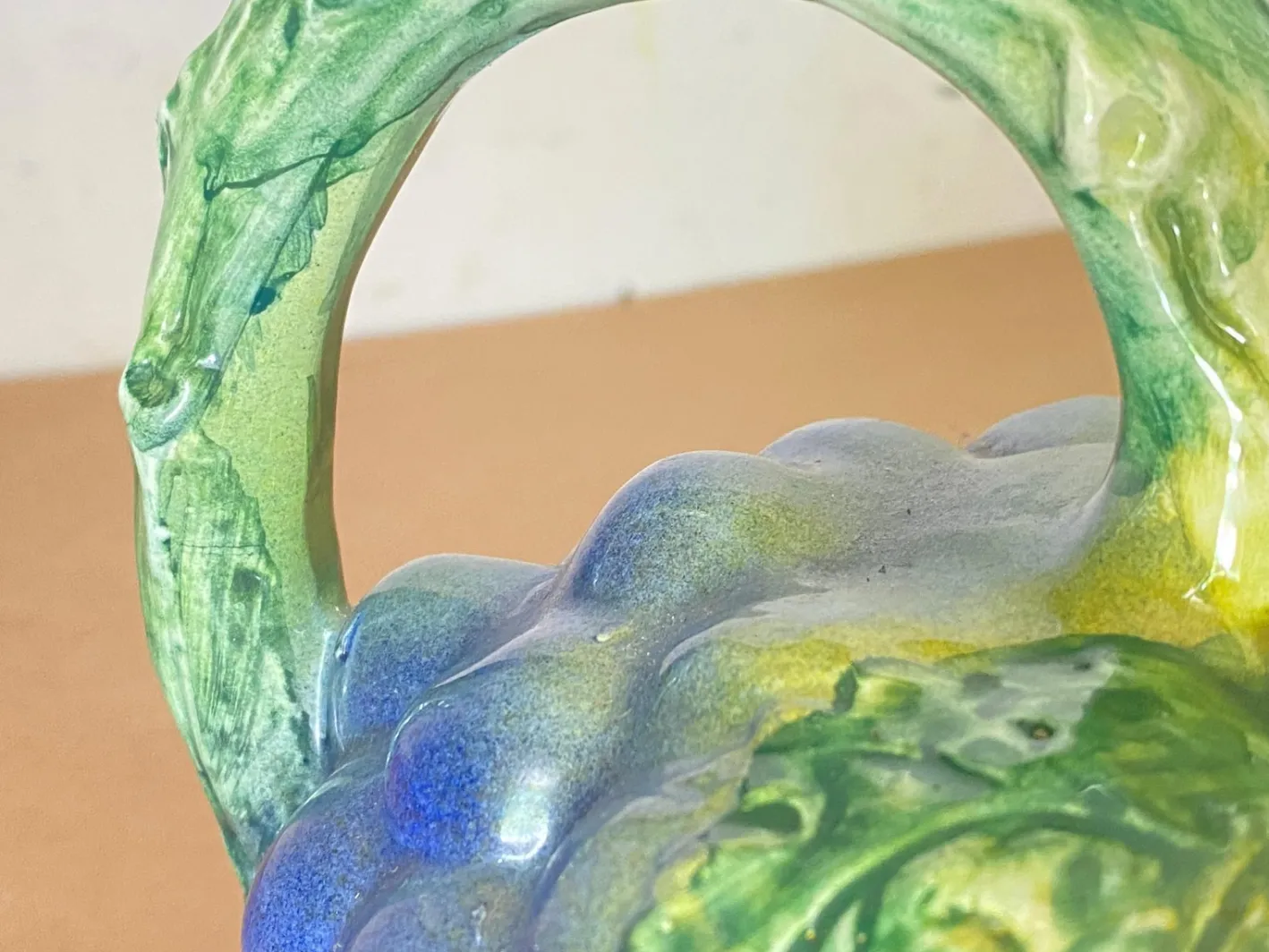 Französische Majolica Barbotine Trauben Krüge in Lila und Grün