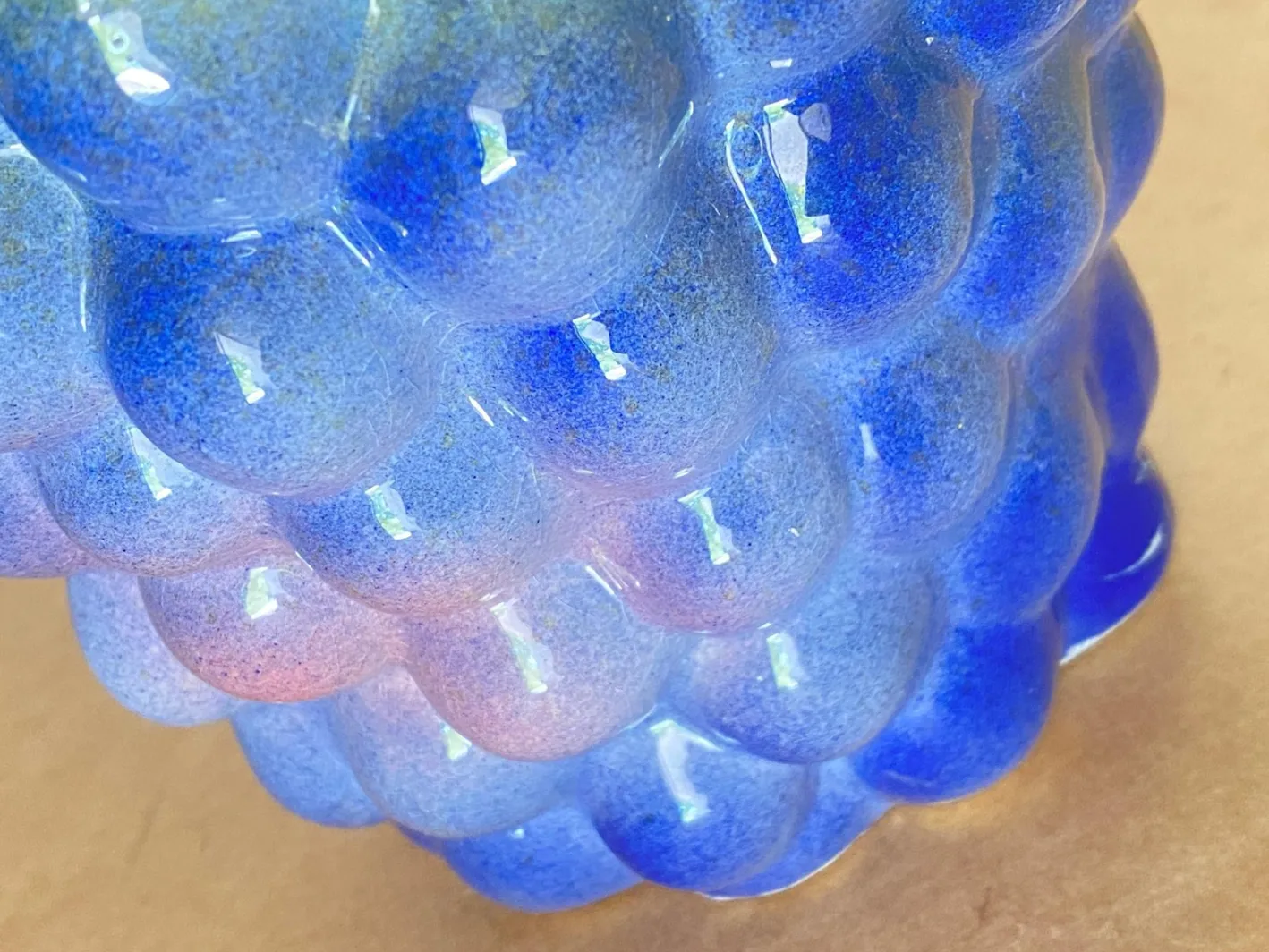 Französische Majolica Barbotine Trauben Krüge in Lila und Grün