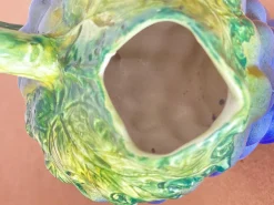 Französische Majolica Barbotine Trauben Krüge in Lila und Grün