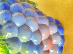 Französische Majolica Barbotine Trauben Krüge in Lila und Grün