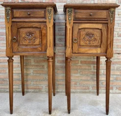 Französische Nachttische aus Nussholz im Louis XVI Stil, 1920, 2er Set