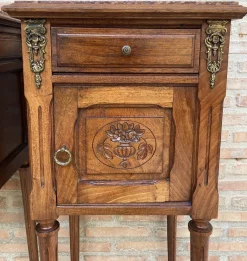 Französische Nachttische aus Nussholz im Louis XVI Stil, 1920, 2er Set