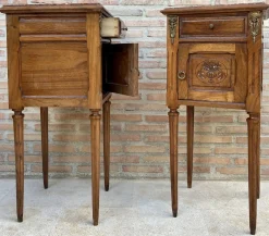 Französische Nachttische aus Nussholz im Louis XVI Stil, 1920, 2er Set