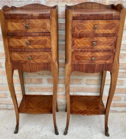 Französische Nachttische im Louis XV-Stil aus Nussholz & Intarsien, 2er Set