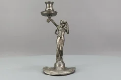 Französischer Jugendstil Kerzenständer aus Zinn mit Lady Skulptur, 1920er