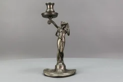 Französischer Jugendstil Kerzenständer aus Zinn mit Lady Skulptur, 1920er