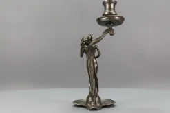 Französischer Jugendstil Kerzenständer aus Zinn mit Lady Skulptur, 1920er