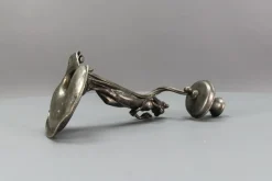 Französischer Jugendstil Kerzenständer aus Zinn mit Lady Skulptur, 1920er