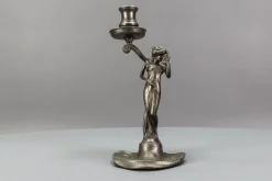 Französischer Jugendstil Kerzenständer aus Zinn mit Lady Skulptur, 1920er