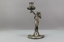 Französischer Jugendstil Kerzenständer aus Zinn mit Lady Skulptur, 1920er