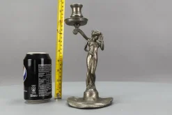 Französischer Jugendstil Kerzenständer aus Zinn mit Lady Skulptur, 1920er