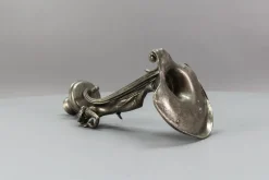Französischer Jugendstil Kerzenständer aus Zinn mit Lady Skulptur, 1920er