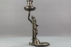 Französischer Jugendstil Kerzenständer aus Zinn mit Lady Skulptur, 1920er