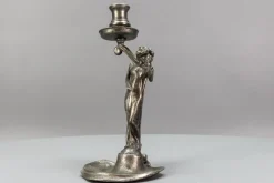 Französischer Jugendstil Kerzenständer aus Zinn mit Lady Skulptur, 1920er