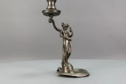 Französischer Jugendstil Kerzenständer aus Zinn mit Lady Skulptur, 1920er