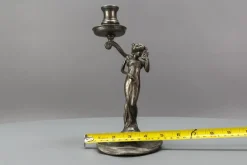 Französischer Jugendstil Kerzenständer aus Zinn mit Lady Skulptur, 1920er