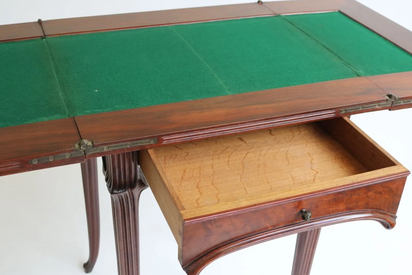 Französischer Jugendstil Spieltisch in Kastanienholz von Emile Gallé, 1905
