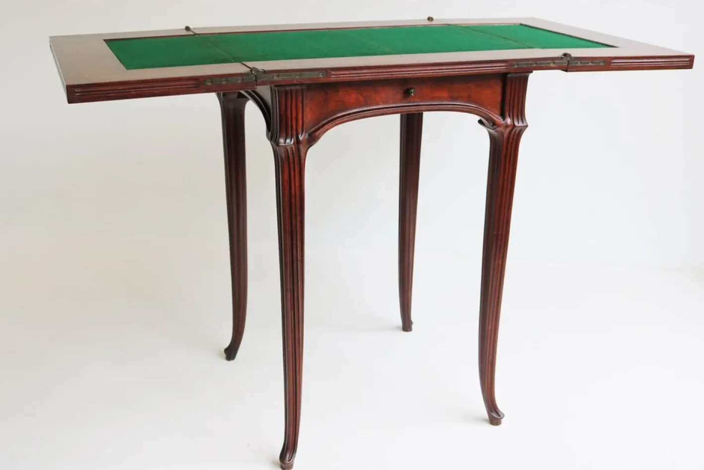 Französischer Jugendstil Spieltisch in Kastanienholz von Emile Gallé, 1905
