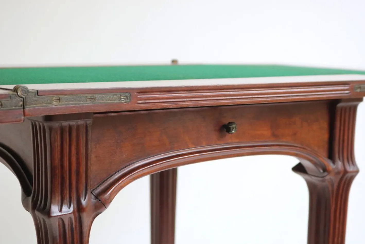 Französischer Jugendstil Spieltisch in Kastanienholz von Emile Gallé, 1905