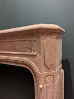 Französischer Kaminsims aus rosa Porphyr, 1700er